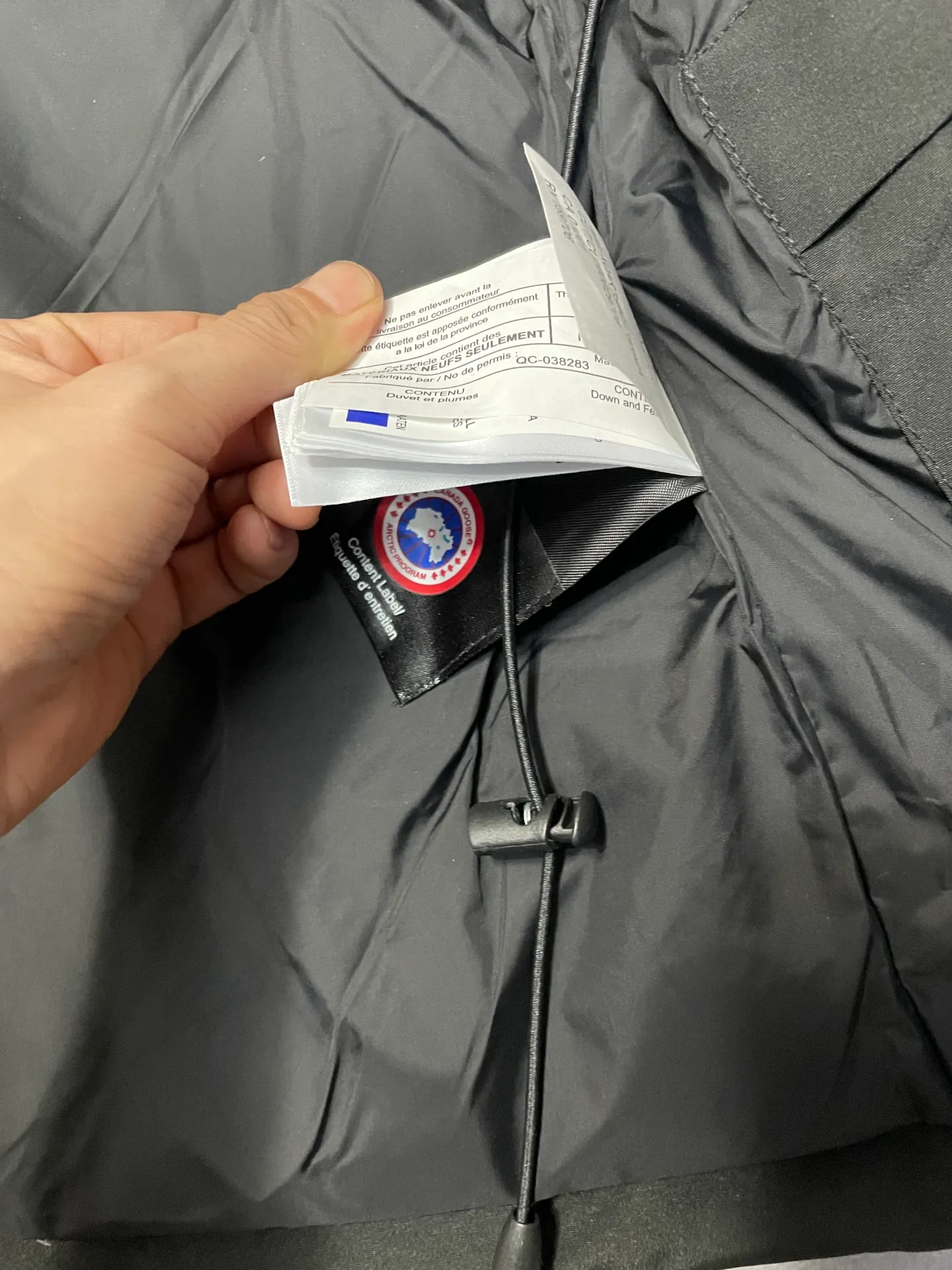 P880 black Canadian CANADA GOOES 04 model/women's model. The Arctic and Antarctic scientific expedition teams and others choose Canada Goose as their cold-proof equipment. They are the Rolls-Royce of down jackets.  ➖ Industry-leading anti-counterfeiting chip sensing.  ➖ Imported Behringer embroidery machines and customized embroidery labels, the highest level and industry leading.  ➖ Imported Korean 21-count polyester-cotton blended original fabric, TC85 waterproof coated fabric, water-repellent, windproof and wear-resistant.  ➖ The new national standard 80 white duck down is filled with an average of 520 grams of down. The amount of down filled is industry-leading.  ➖ 100% nylon lining with double double-layer sealing design to prevent velvet running, and seamless thread design on the cuffs!  ➖ Western Canadian Green Wolf Collar.  ➖ Yoshida YKK provides original factory-customized electroplated sliders. YKK two-way lockable zippers are tight and smooth and do not peel off paint.  ➖ 3M composite Velcro is durable and the accessories and hardware are all custom-made. Only for the purest goose, the most dedicated, the most professional, the highest quality, the highest cost performance!    SIZE:XS-XXL